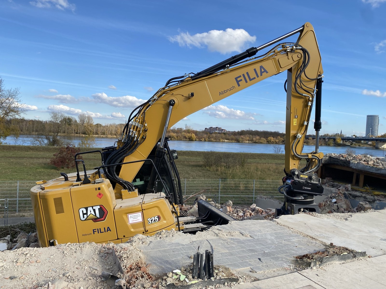 Großbagger an der Donau