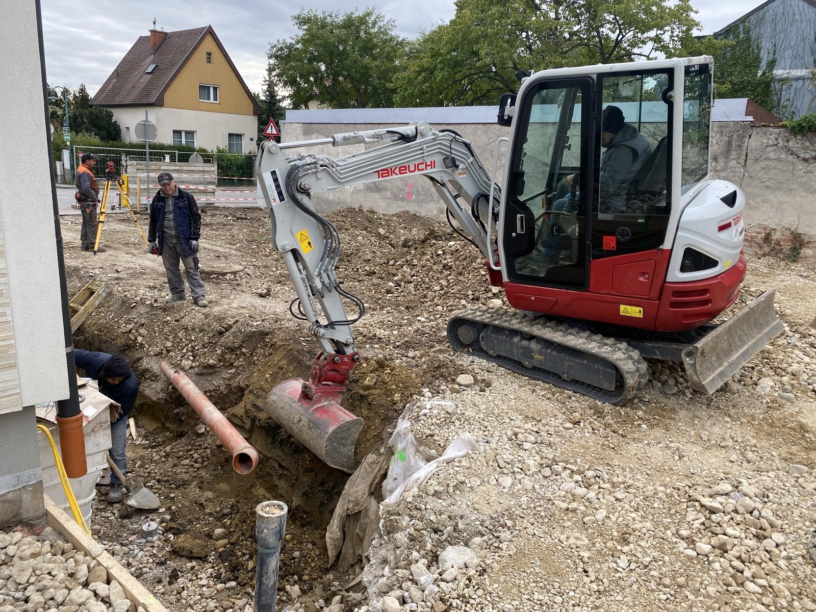 Takeuchi Bagger bei präzisem Leitungsgrabenaushub